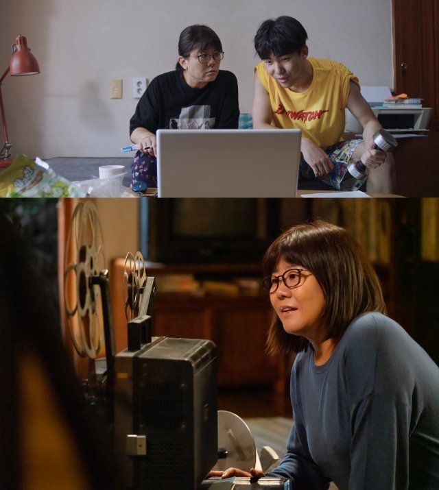 영화 오마주&#44; 배우 이정은과 아들역으로 나온 배우 탕준상이 같이 노트북을 보고 있다. 그리고 영사기에 관심을 보이는 배우 이정은의 모습이다.