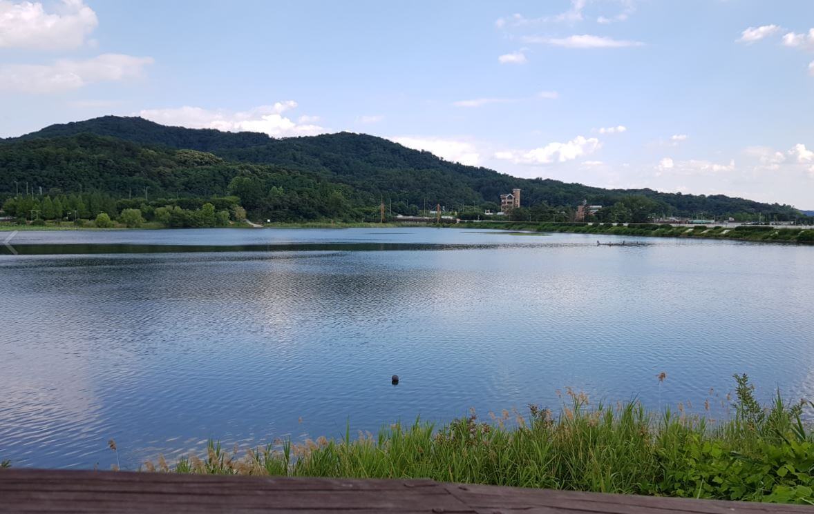 호수와-산이-보인다