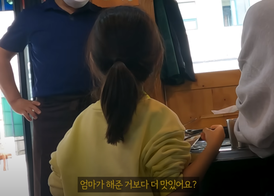 "동생만 먹이려고 하는데 1인분만 주시면 안될까요…? 배고픈 남매가 식당에 찾아가 1인분만 주문하자 가게 주인의 뜻밖에 '행동'에 모두가 눈시울을 붉혔습니다
