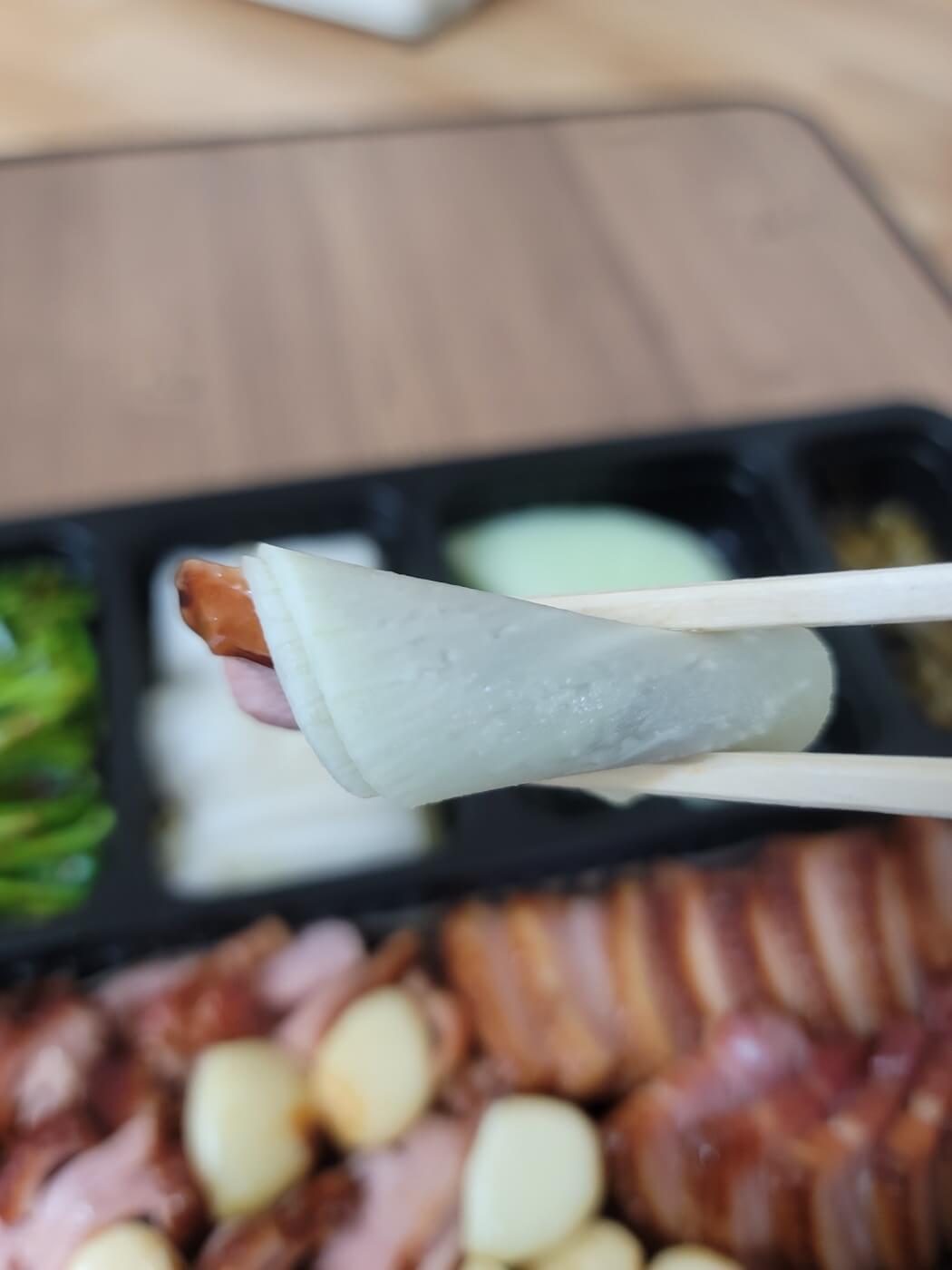 와사비쌈무에 곁들여 오리 바베큐 한입 먹어볼게요.