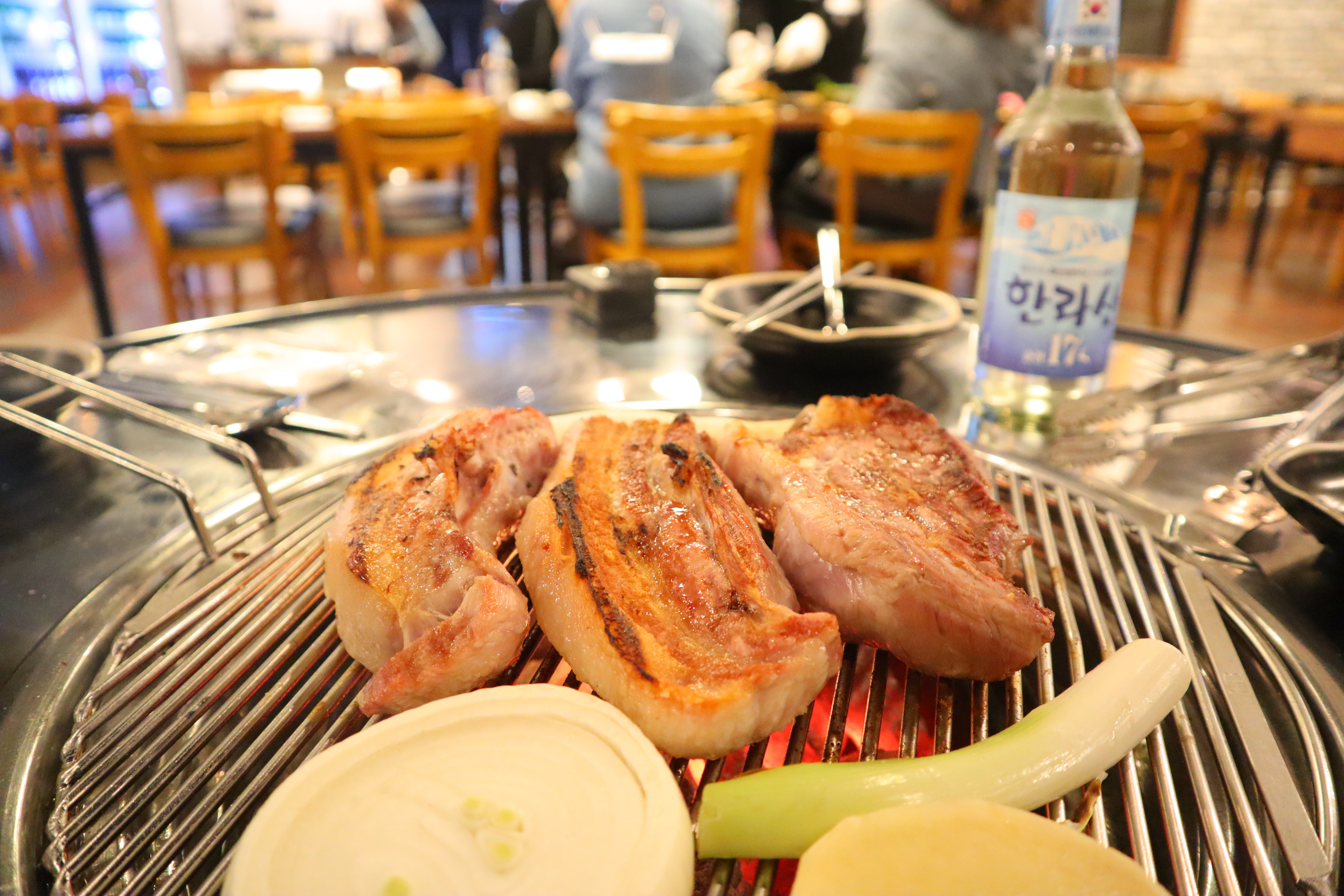 제주 천지연폭포 가고 근처 서귀포 흑돼지 맛집 팔미돈가 방문!
