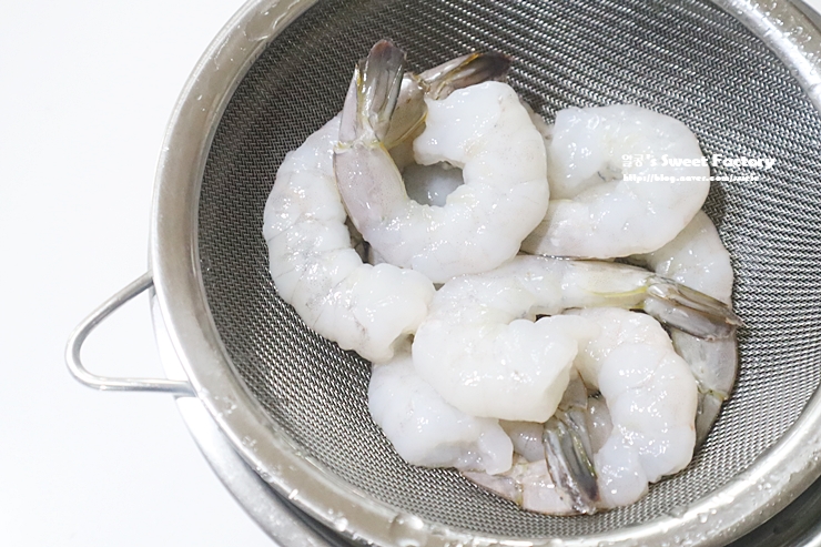 새우 감바스를 만드는 방법은 감바스 알 아질요 새우이다. 1