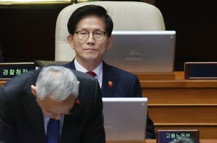 의자에앉아있는-안경쓴남성의모습