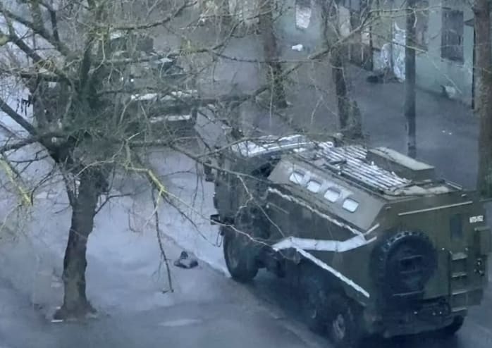  점점 좁혀져 들어오는 러시아 군의 강공...헤르손시 장악 VIDEO: Tanks roll through Kherson after city falls to Russian forces