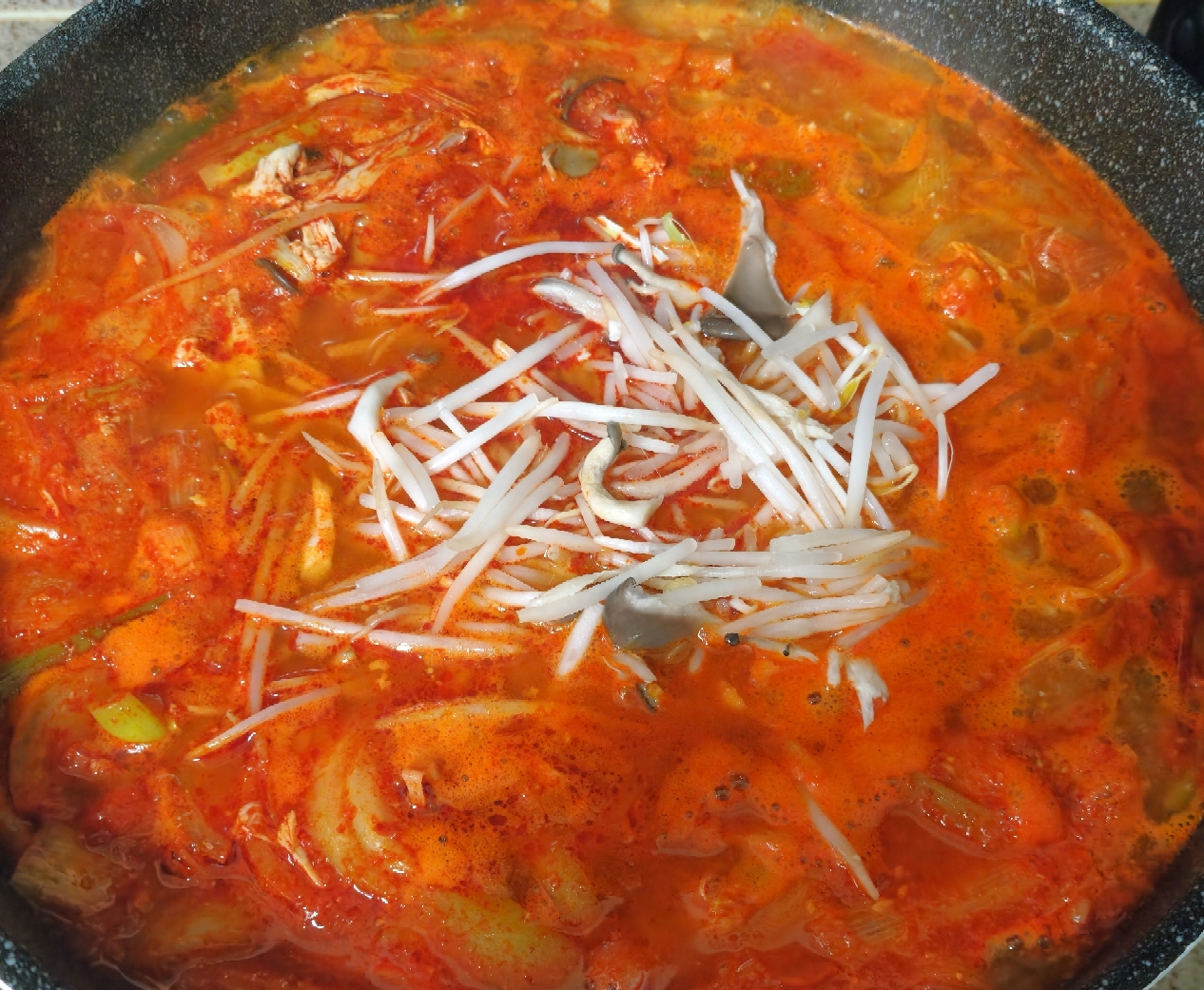 숙주를-넣고-끓이는-모습