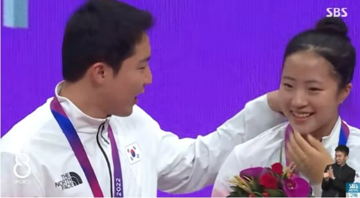한국선수들의 여유...아시안게임 시상식서 드라마 연출?...중국관중들 환호 세례 VIDEO:“The Korean table tennis team is cute” Chinese fans went crazy at the awards ceremony&#44; what was it like?