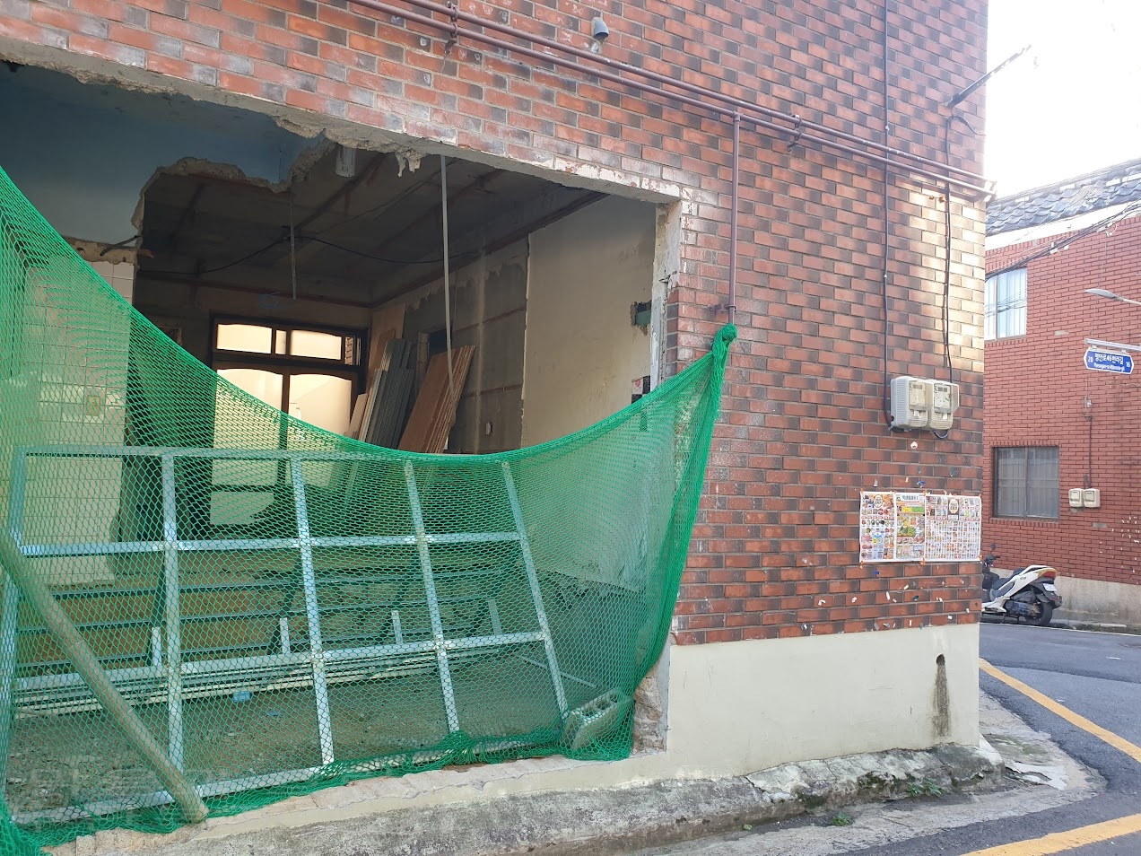명안로 46번 라길. 빈집.