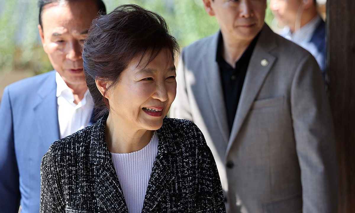 국민의힘 지도부 이명박 전 대통령에 이어 박근혜 전 대통령 예방... 보수층 결집 위해 만나는 사람들이 죄다 범죄자들 - 박근혜 전 대통령 "윤 대통령 탄핵 상황 마음 무거워..." 국민의힘 지도부 이명박 전 대통령에 이어 박근혜 전 대통령 예방... 보수층 결집 위해 만나는 사람들이 죄다 범죄자들 - 박근혜 전 대통령 "윤 대통령 탄핵 상황 마음 무거워..."