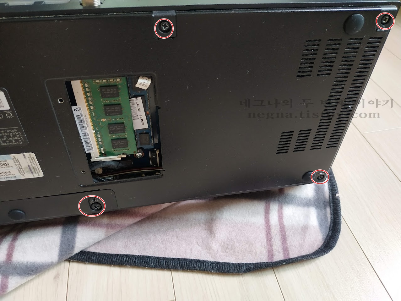 삼성전자 시리즈7 DM700A3C. 후면 케이스 나사 분리.