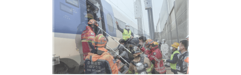 KTX-산천 열차 탈선으로 승객들이 대체 열차로 이동하고 있는 사진 