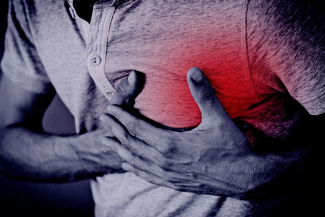 한 남성이 협심증 증상 중 하나인 가슴 통증으로 고통스러워하고 있다