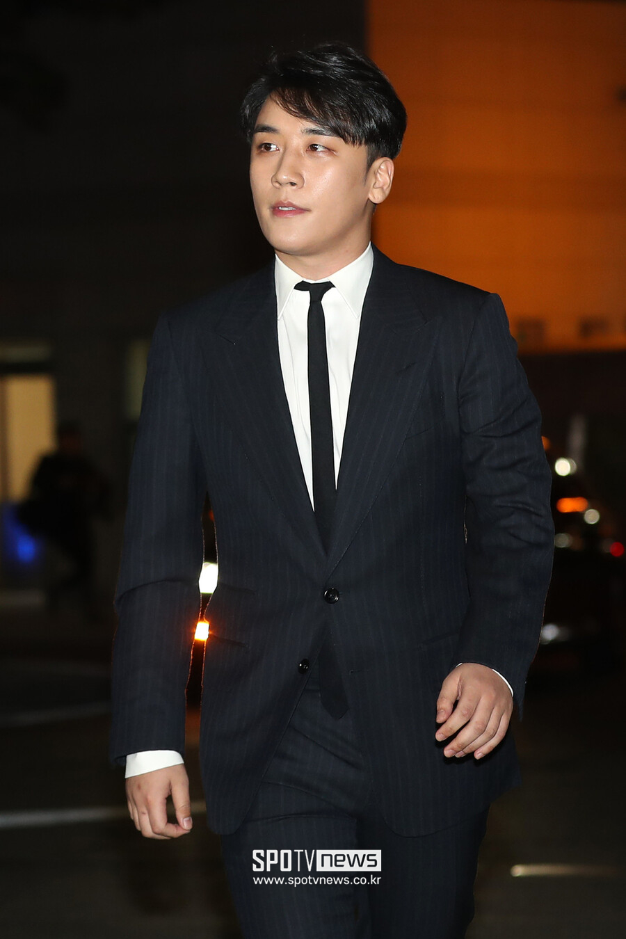  승리, 출소 한달 근황…"연예인·지인들에 '클럽 가자' 전화"