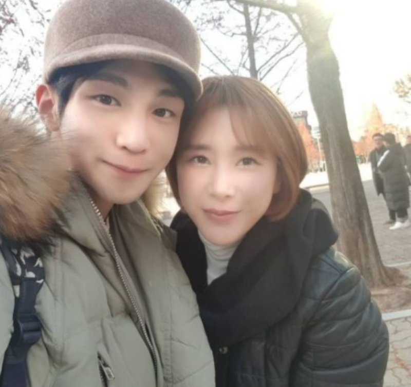 왼쪽엔 서인영의 남편&#44; 오른쪽에는 서인영이 나오는 셀카