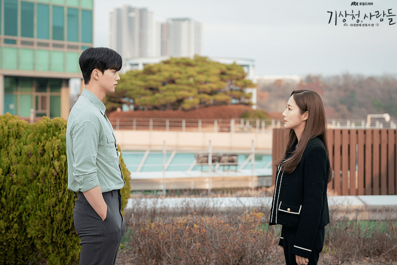 이시우(송강)와 진하경(박민영)이 서로를 야외에서 서로를 마주보고 있는 장면 스틸컷