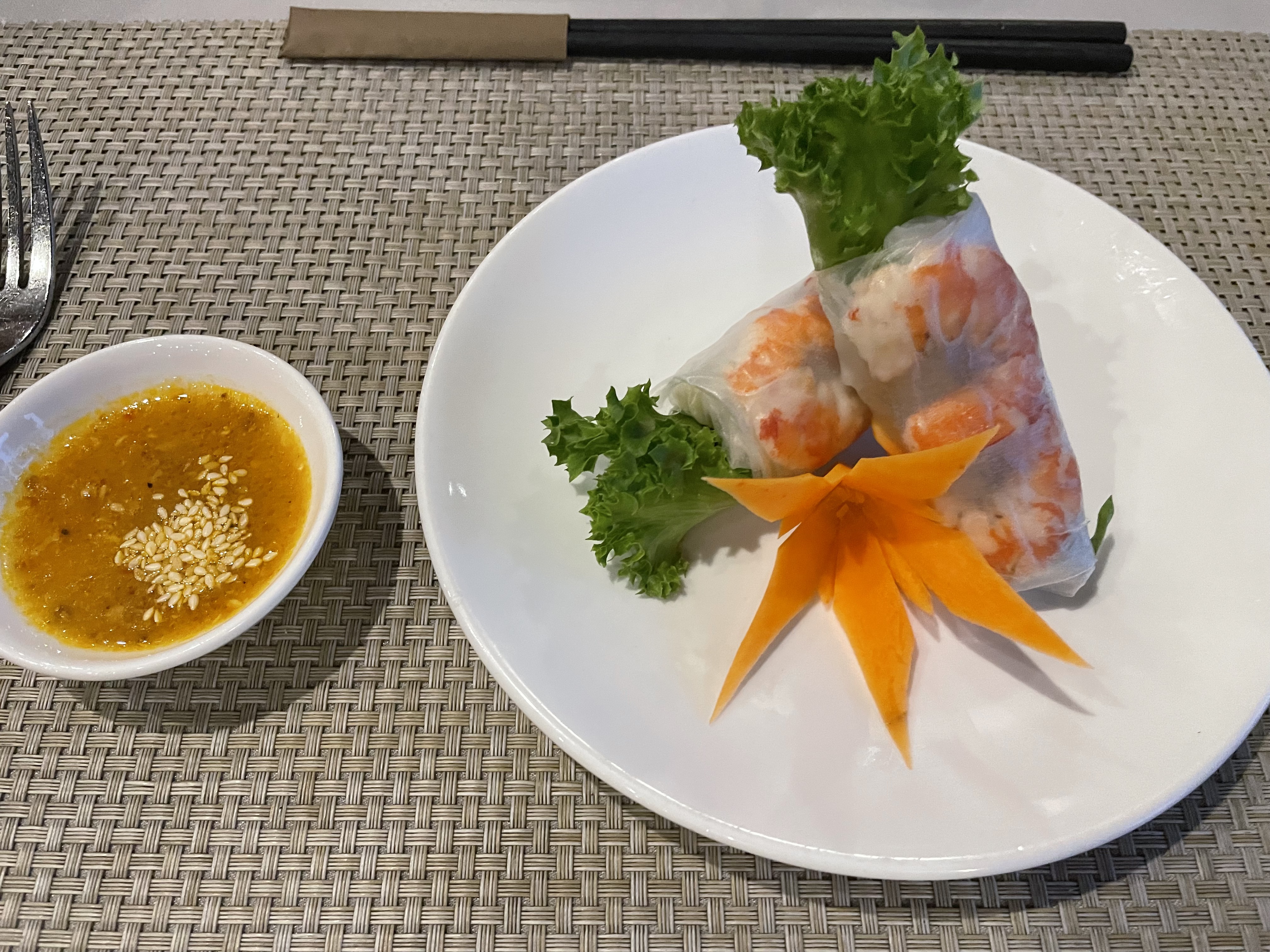 Steamed prawn in rice paper rolls