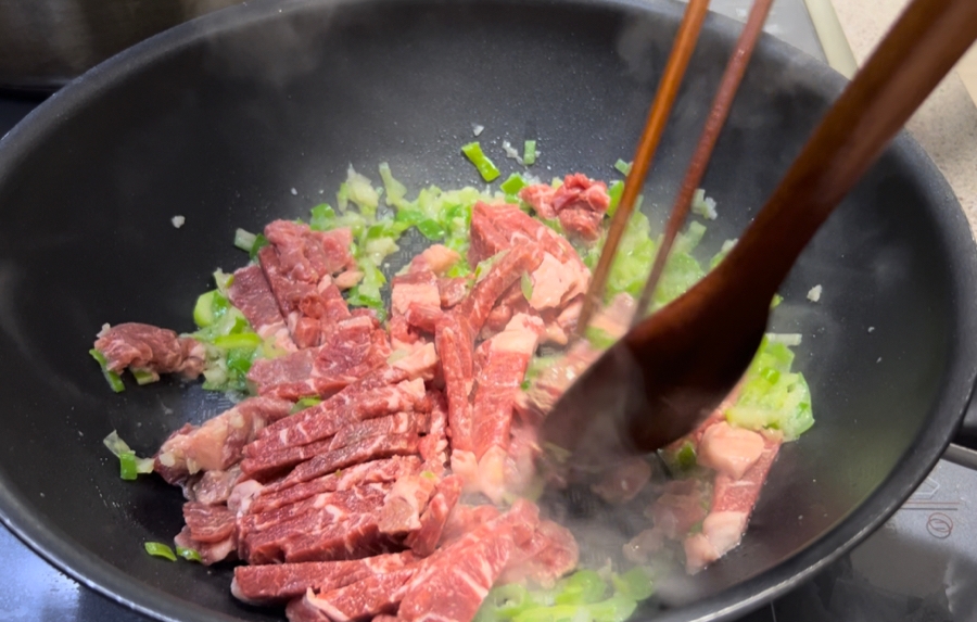 고기를 넣고 충분히 익을 때까지 고기를 구워주세요.