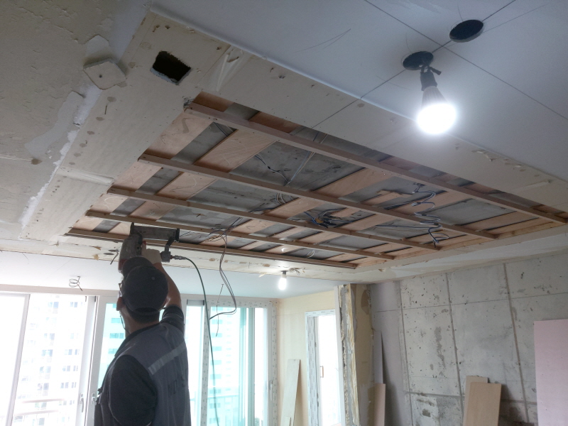 거실 벽면에 매입 박스를 시공한 무몰딩 인테리어 용인시 아파트 거실 리모델링 - 12