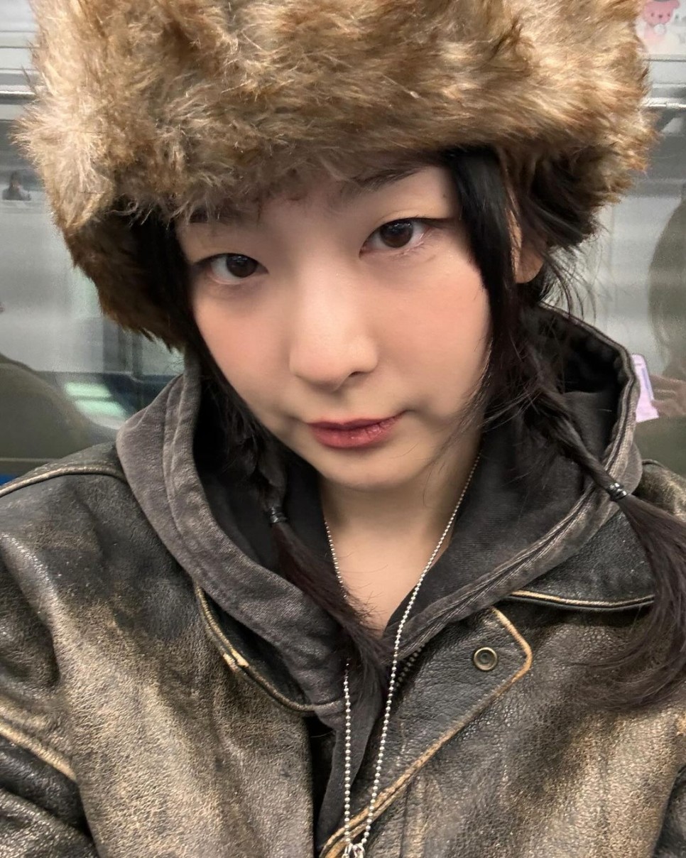  레드벨벳 슬기, 때 타고 낡은 것의 매력...'갬성' 충만한 빈티지룩