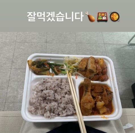  '장동건' 고소영, 이렇게 먹어도 살이 안쪄…식판 넘칠듯한 고봉밥 "잘먹겠습니다"