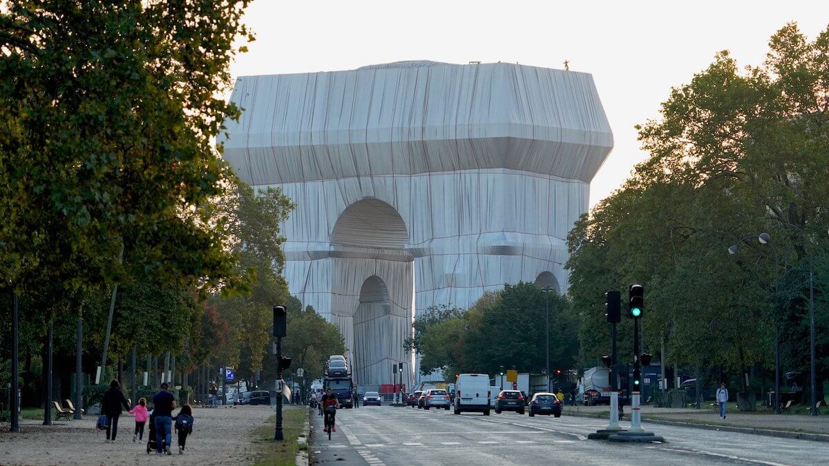  반짝이는 직물에 싸인 파리의 상징적인 개선문 VIDEO:Paris iconic landmark, The Arc de Triomphe, has been transformed into an art installation