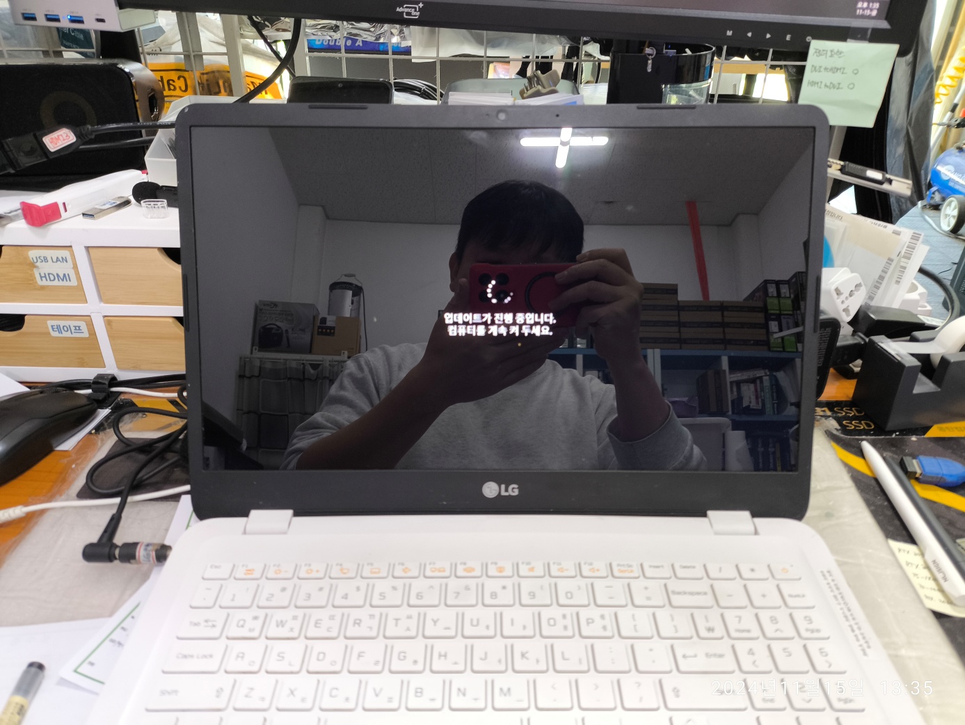 윈도우 업데이트 진행 중 - 종료 후에도 다시 업데이트 진행 중 반복됩니다. 업데이트를 진행하기 위해서, C드라이브의 저장 공간이 일부는 남아 있어야 업데이트가 가능한데, C드라이브 공간이 없어서 업데이트가 안 되는 상황으로 보입니다.