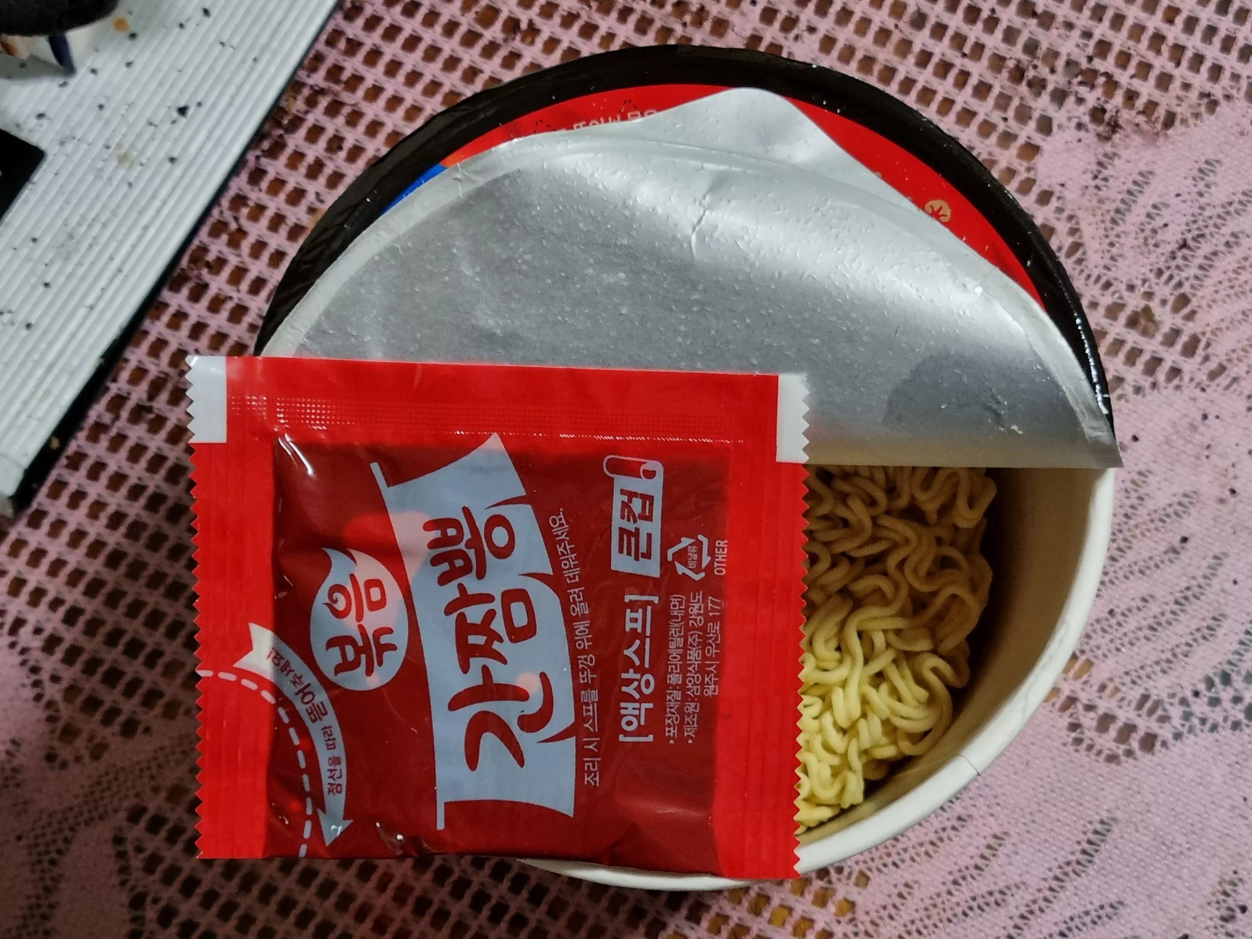 봉지를 반만 뜯고 액상스프를 건져냅니다.