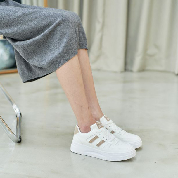  뒷꿈치 컬러콤비 포인트 더블 4cm 스니커즈