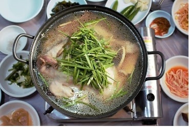 삼계탕 냄비 위에서 끓이는 모습