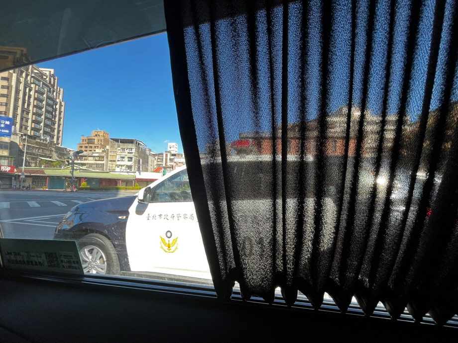 대만 택시는 자외선을 피할 수 있도록 창문에 커튼이 있다.
