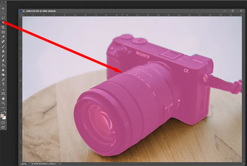 포토샵에서 오브젝트 셀렉트 툴로 카메라만 선택한 모습