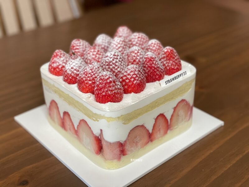 연남동 스트로베리32 - 딸기 생크림 케이크 전체 모습