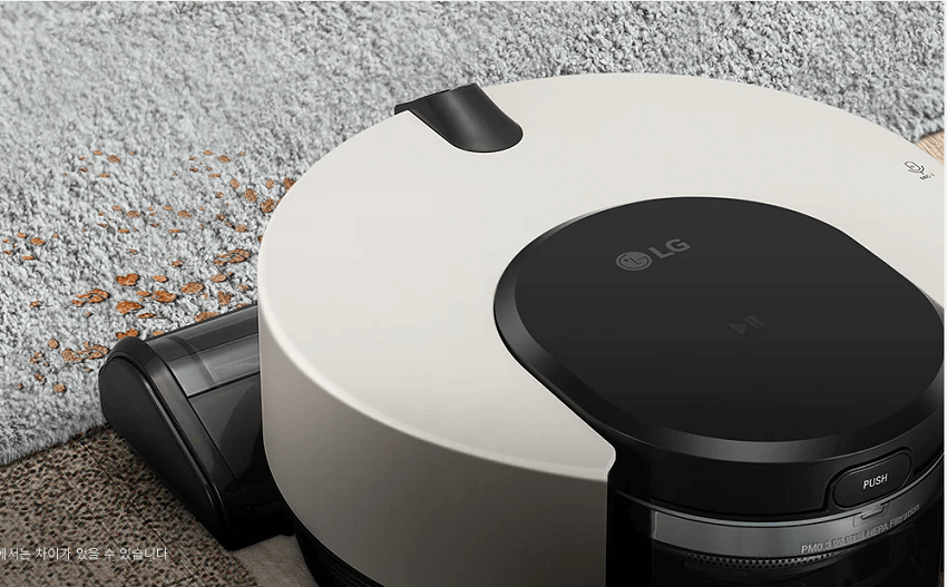 LG 코드제로 R9 로봇청소기가 청소하는 사진