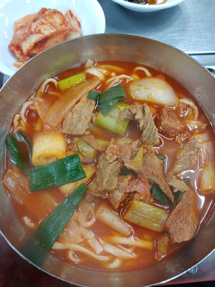  을지로 노포 안성집에서 육칼먹었습니다.