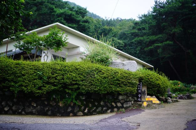 오르막 산길에 절 같지 않은 현대식 건물에 절&#44;