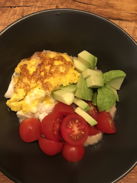 계란&#44; 토마토&#44; 아보카도 오트밀