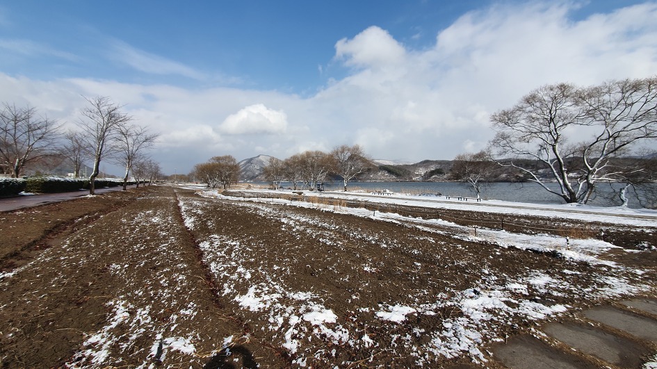 선명해진 하늘&#44; 흰구름&#44; 눈 쌓인 들판&#44; 우측에 북한강 강물&#44;