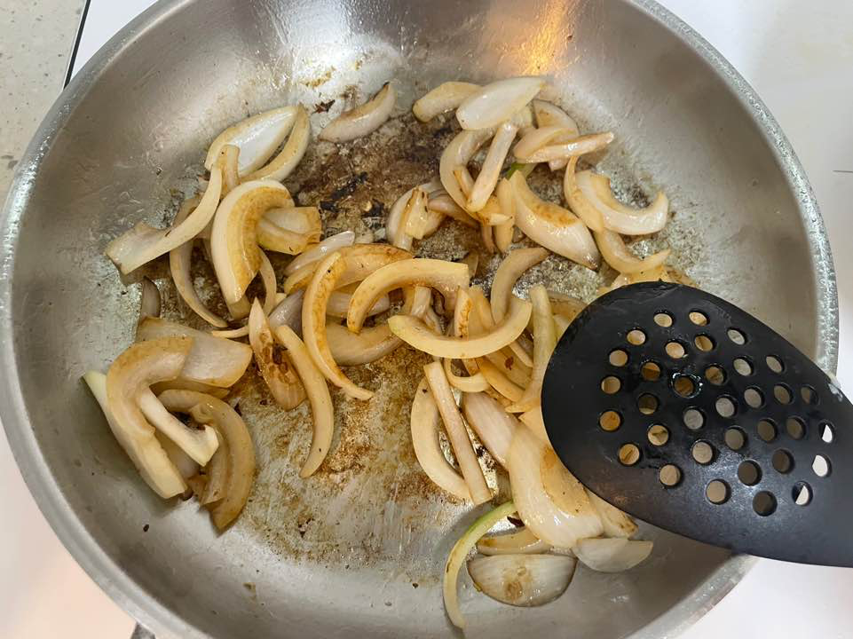 양파 볶는 사진