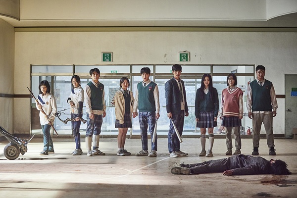 넷플릭스 오리지널 드라마 지금 우리 학교는 배우들의 단체 사진 모습