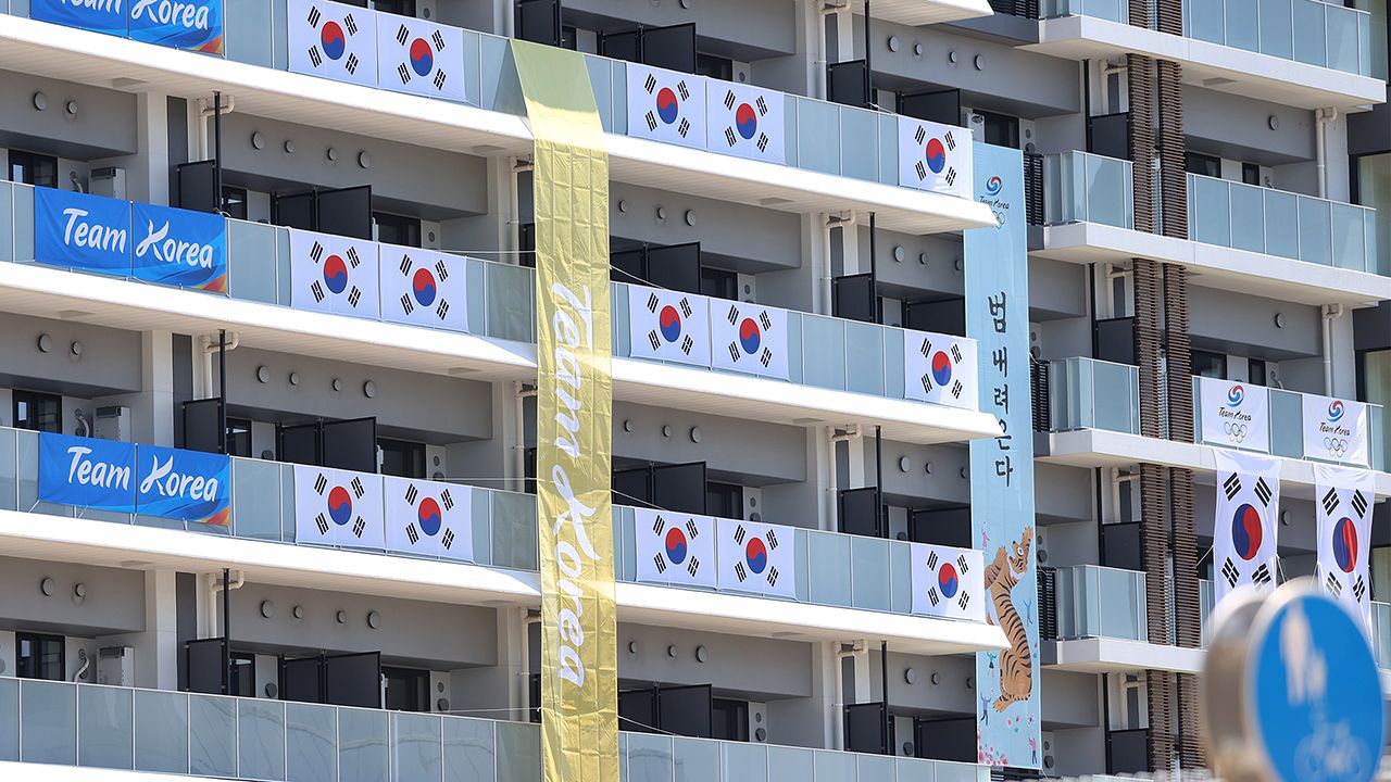 선수촌 이순신 장군 현수막, '범 내려온다'로 대체