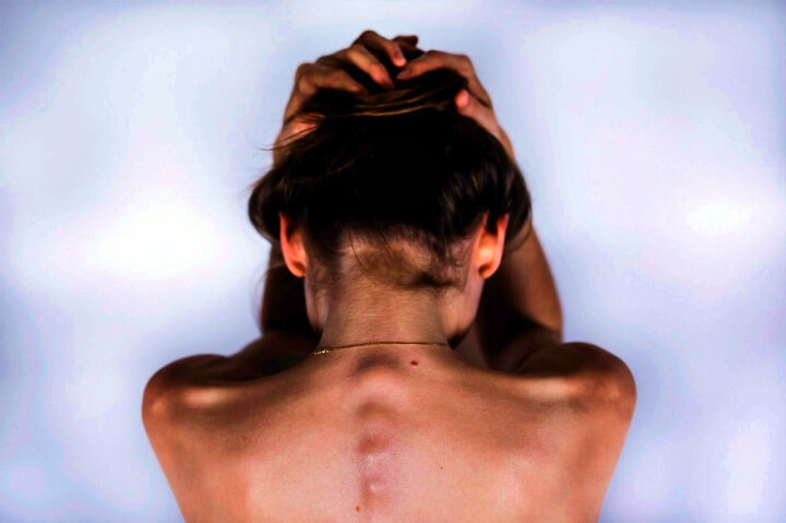  일상생활에서 경험하는 목 통증 완화법과 예방법