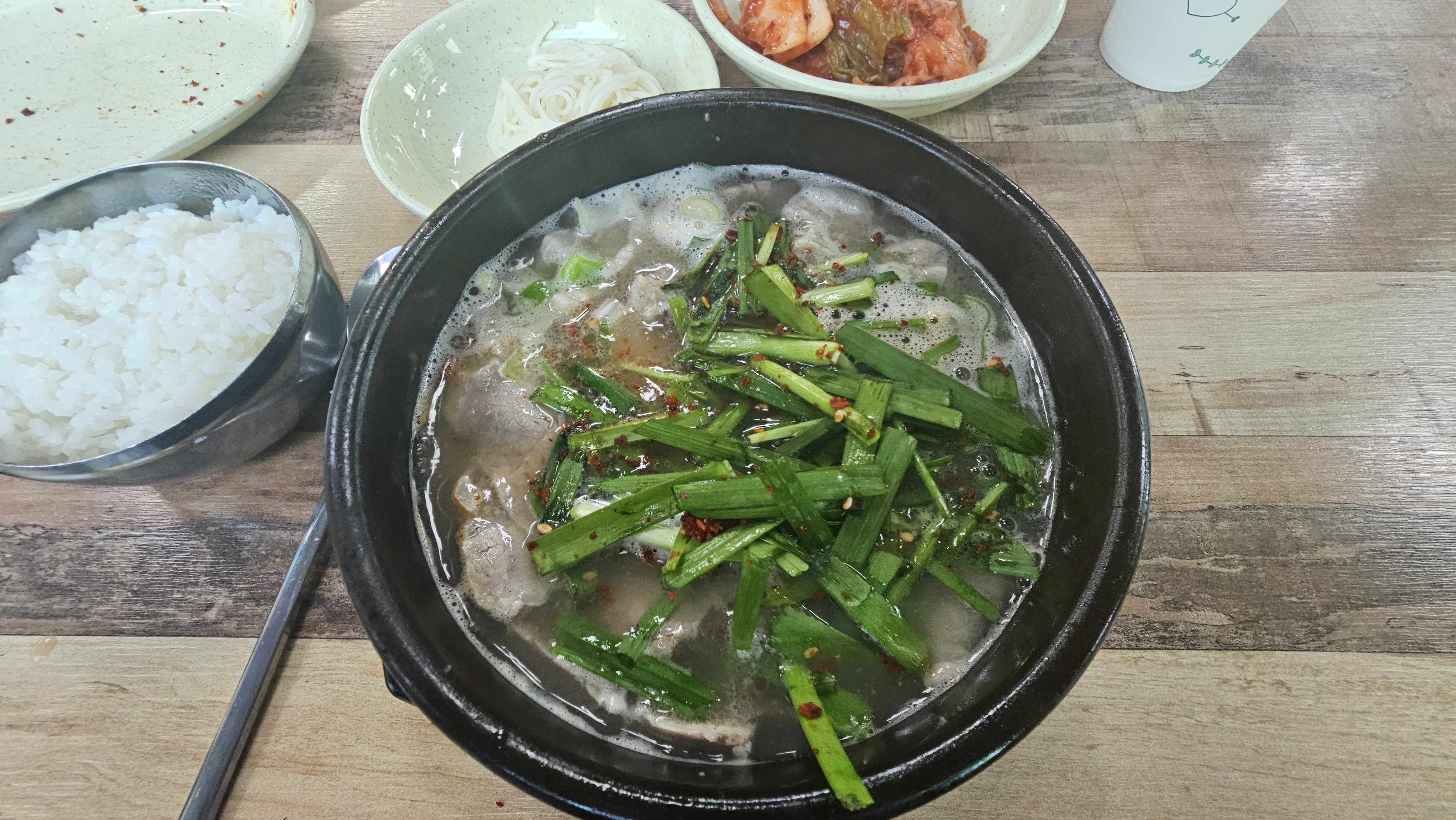 정구지무침 가득 올려 먹습니다.