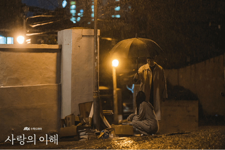 사랑의 이해 13회 비맞은 안수영에게 우산을 씌워주며 등장하는 하상수