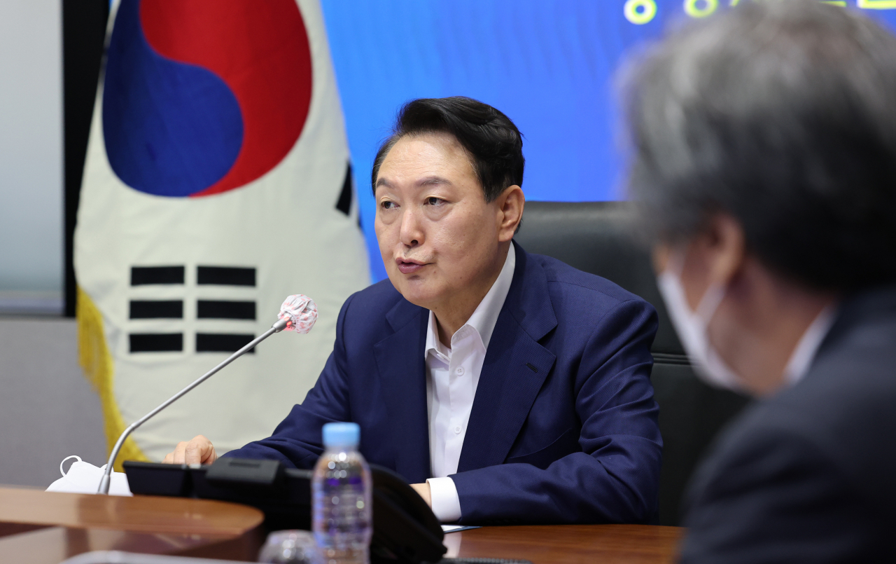 尹대통령 '지지율 28%' 찍고 발길 무거운 휴가..국정도 당정도 고심