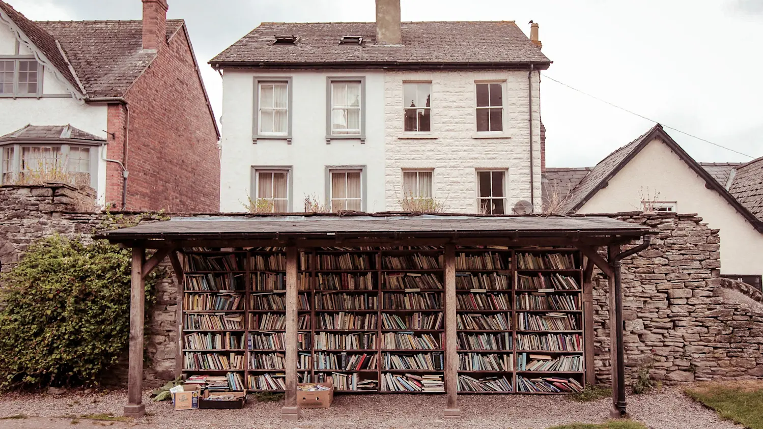 어니스티 북샵 (Honesty Bookshop, 영국 헤이 온 와이)