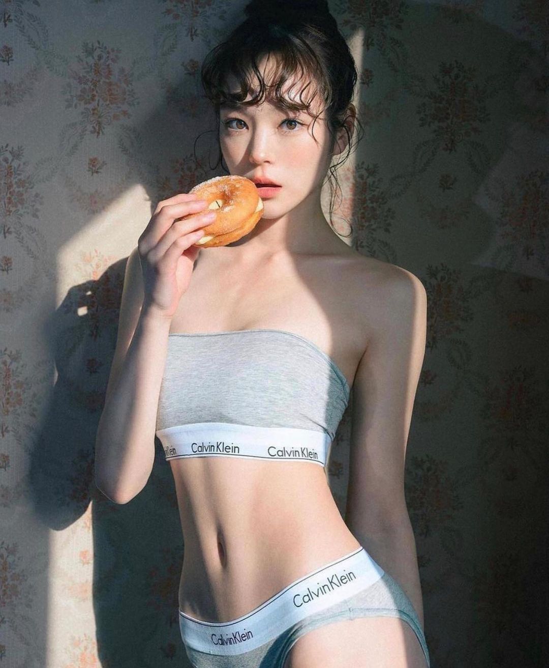  대륙의 캘빈클라인 오프숄더 언더웨어 여자 화보 사진