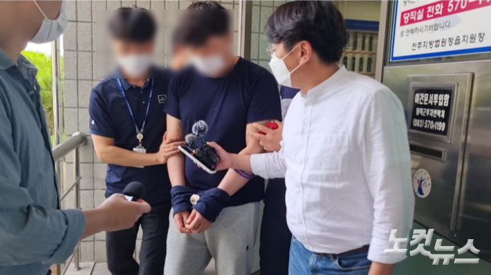  전처·처남댁 살해한 40대 구속 신천지 때문에 가정불화 아내와 위장 이혼했고 같이 살고 있었다 죄송하다 처남은 크게 다쳐 병원으로 옮겨졌으나 의식이 없는 것 홱인