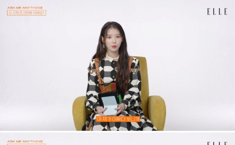  아이유도 반쯤 돌아섰다