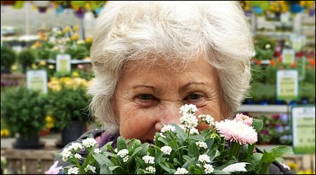 꽃을 들고 있는 흰 머리의 여성