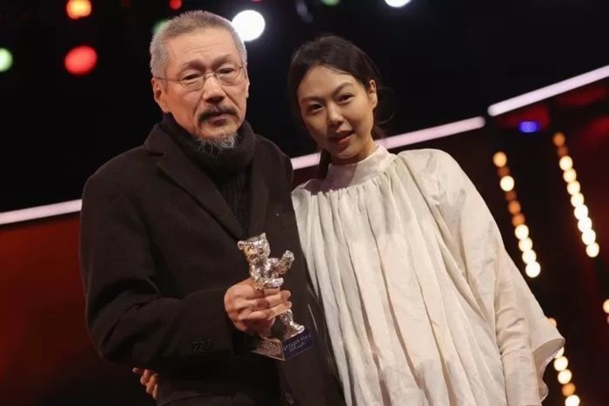 김민희, 만삭 D라인 상태로 홍상수 감독과 독일 베를린국제영화제 참석, 공식석상에는 홍상수 감독만 김민희, 만삭 D라인 상태로 홍상수 감독과 독일 베를린국제영화제 참석, 공식석상에는 홍상수 감독만