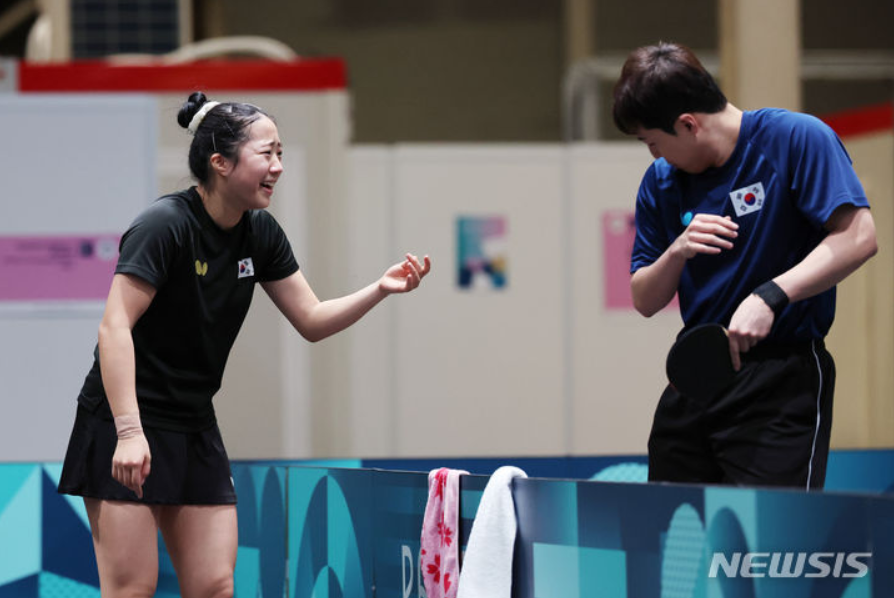 지난 22일(현지시각) 오후 프랑스 사우스 파리 아레나4에서 대한민국 탁구대표팀 신유빈과 임종훈이 웜업을 하던 중 대화를 하고 있다. 출처 뉴시스